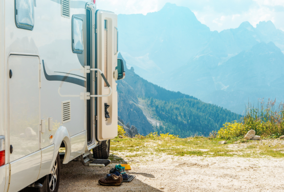 Autocaravana aparcadas en un campo