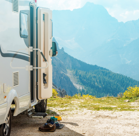 Autocaravana aparcadas en un campo